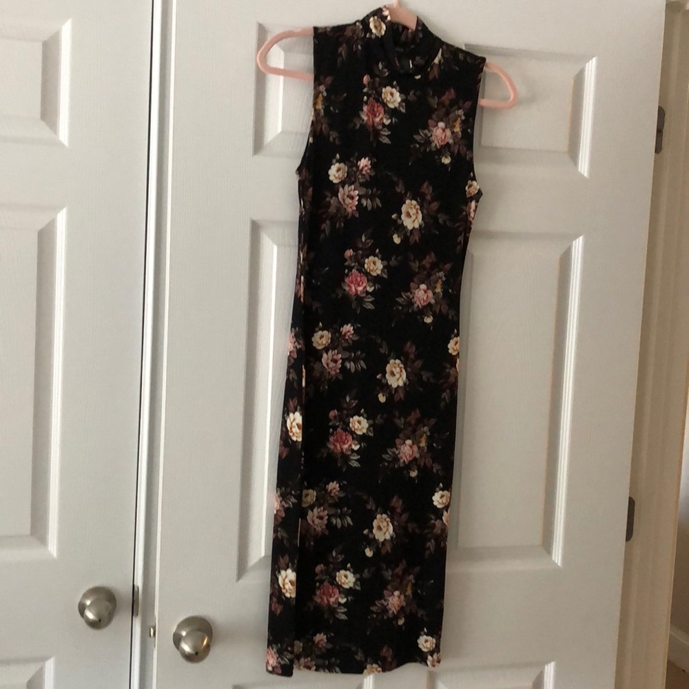 🌹🥀 Sleeveless Floral Bodycon Dress